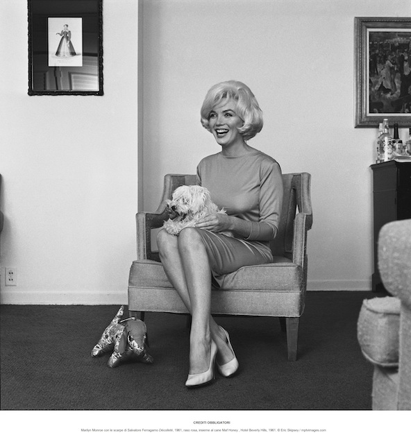 merry-marilyn-is-the-exhibition-05_Marilyn_Monroe_con_le_scarpe_di_Salvatore_Ferragamo_Décolleté,_1961©_Eric_Skipsey__mptvimages_con_DIDA.jpg