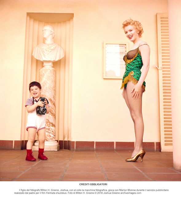 merry-marilyn-is-the-exhibition-06_Il_figlio_del_fotografo_Milton_H._Greene_gioca_con_Marilyn_Monroe_Milton_H._Greene.©_2018_Joshua_Greene_archiveimages.com_con_DIDA.jpg