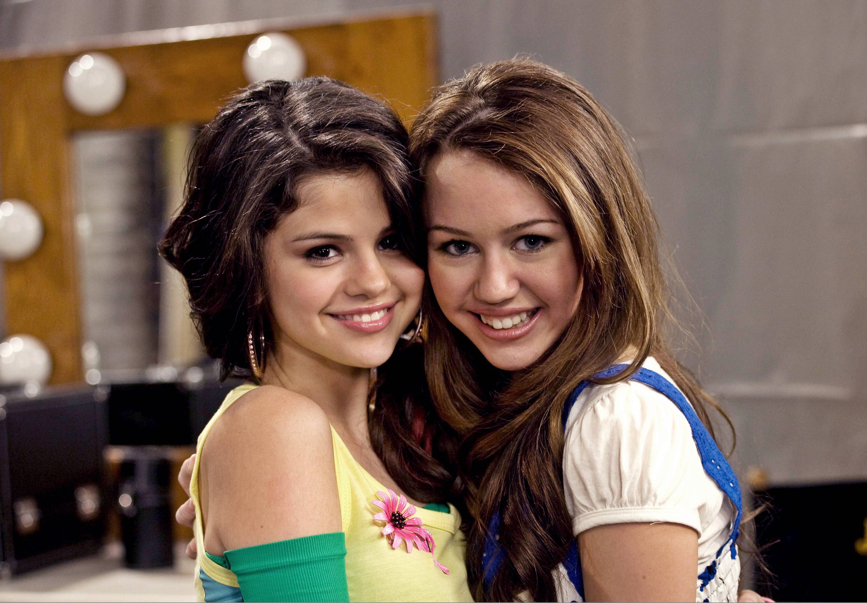 miley-cyrus-Miley_Cyrus_and_Selena_Gomez_044092_.jpg