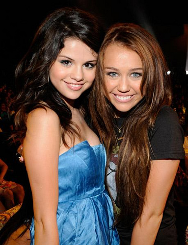 miley-cyrus-Miley_Cyrus_and_Selena_Gomez_044092_22.jpg