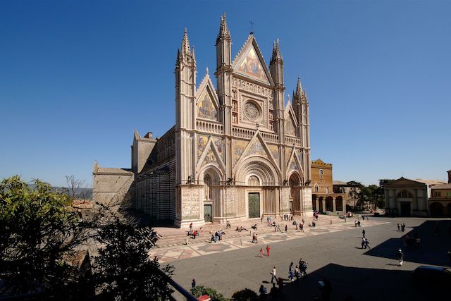 orvieto--city-of-umbri-Orvieto_Duomo_Facciata1.jpg