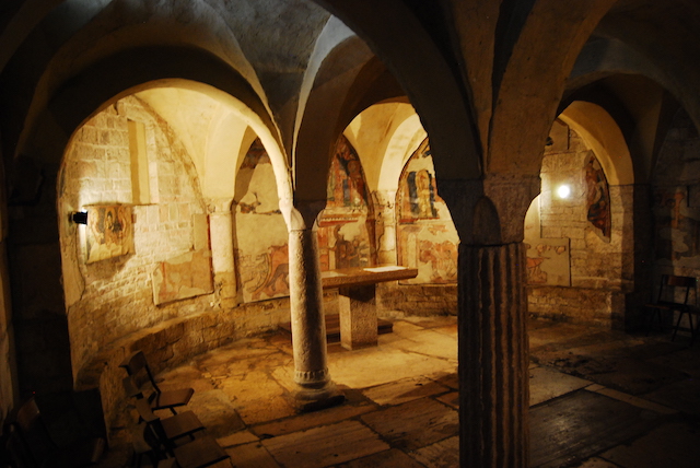 spoleto-city-of-italy-Cripta_Sant'Isacco.JPG