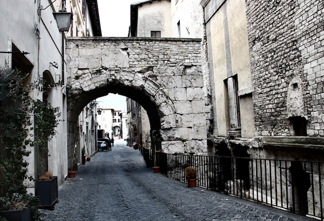 spoleto-city-of-italy-arco_druso.jpg