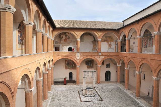 spoleto-city-of-italy-cortile_rocca1.JPG