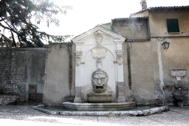 spoleto-city-of-italy-fontana_mascherone.jpg