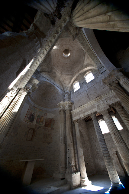 spoleto-city-of-italy-interno_basilica_san_salvatore.jpg