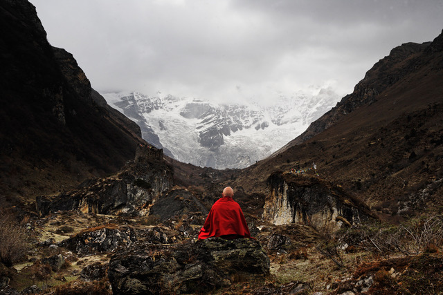 matthieu-ricard--a-demi-siecle-dans-l'himalaya-Matthieu_Ricard,_En_méditation_devant_le_Jomolhari._2007.jpeg