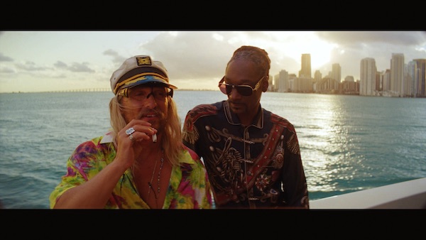 movie-the-beach-bum-beach-bum-Moondog_(Matthew_McConaughey)_and_Lingerie_(Snoop_Dogg)_in_THE_BEACH_BUM._Courtesy_of_NEON_and_VICE.jpg
