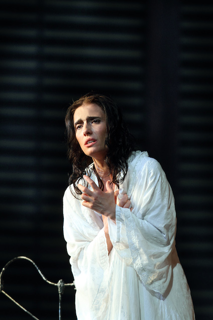 the-royal-opera-house-2018-19-372_Ermonela_Jaho_as_Violetta_Valéry_(C)_ROH,_2019._Photographed_by_Catherine_Ashmore.jpg