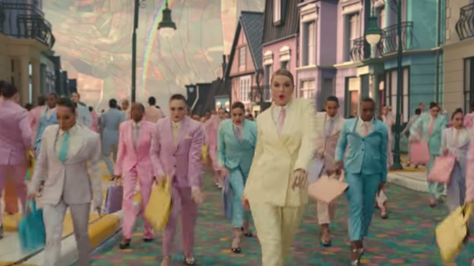 taylor-swift-album-and-tour---images-Taylor_Swift,_pubblica_la_nuova_canzone_e_videoclip_ME!3.jpeg