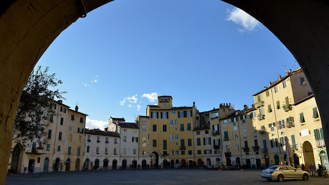 lucca--city-of-tuscany-(italy-anfiteatro3.jpg