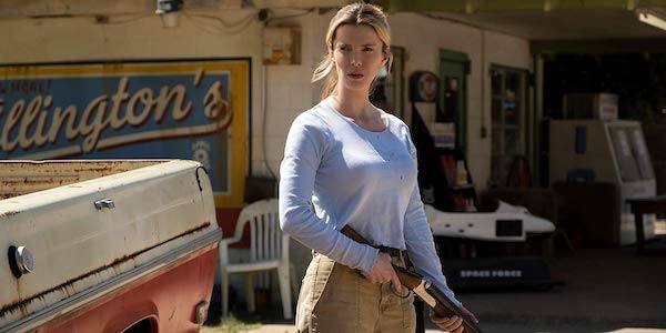 move-the-hunt-The_Hunt_film_thriller_Emma_Roberts_Hilary_Swank23.jpg
