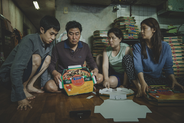 movie-parasite-parasite-The_Kim_Family_Woo-sik_Choi_Kang-ho_Song_Hye-jin_Jang_So-dam_Park_in_Parasite_rgb.jpg