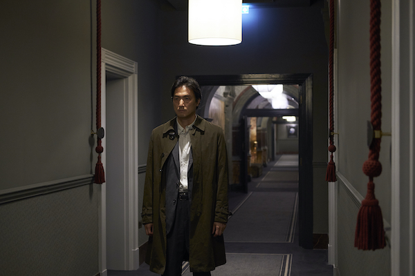 tv-series-giri--haji-GH_02_03_Kenzo_Mori_(Takehiro_Hira)_landscape_int._hotel_corridor_London_Ludovic_Robert_SP2018.jpg