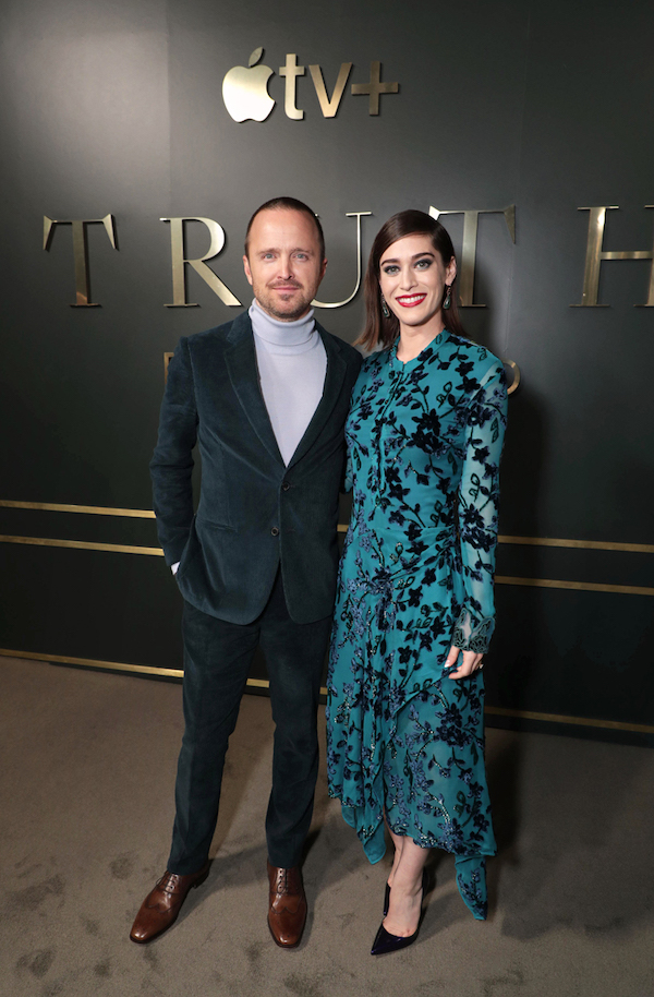 tv-series-truth-be-told-Apple_Truth-Be-Told-Premiere_Aaron-Paul-Lizzy-Caplan_111119_big.jpg.large.jpg