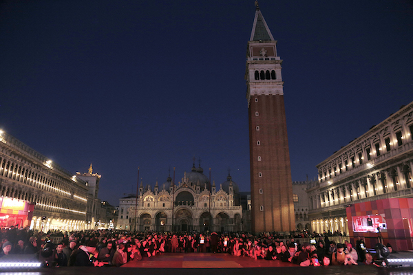 venice--city-of-italy-to-visit-Carnival_of_Venice22.jpg