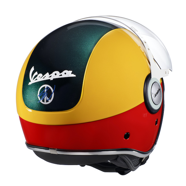 vespa-primavera-sean-wotherspoon-images-03-casco-vespa-sean-wotherspoon.jpg