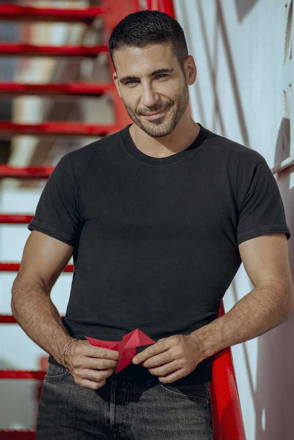 tv-series-money-heist-_Miguel_Angel_Silvestre_by_Tamara_Arranz_for_Netflix.jpg