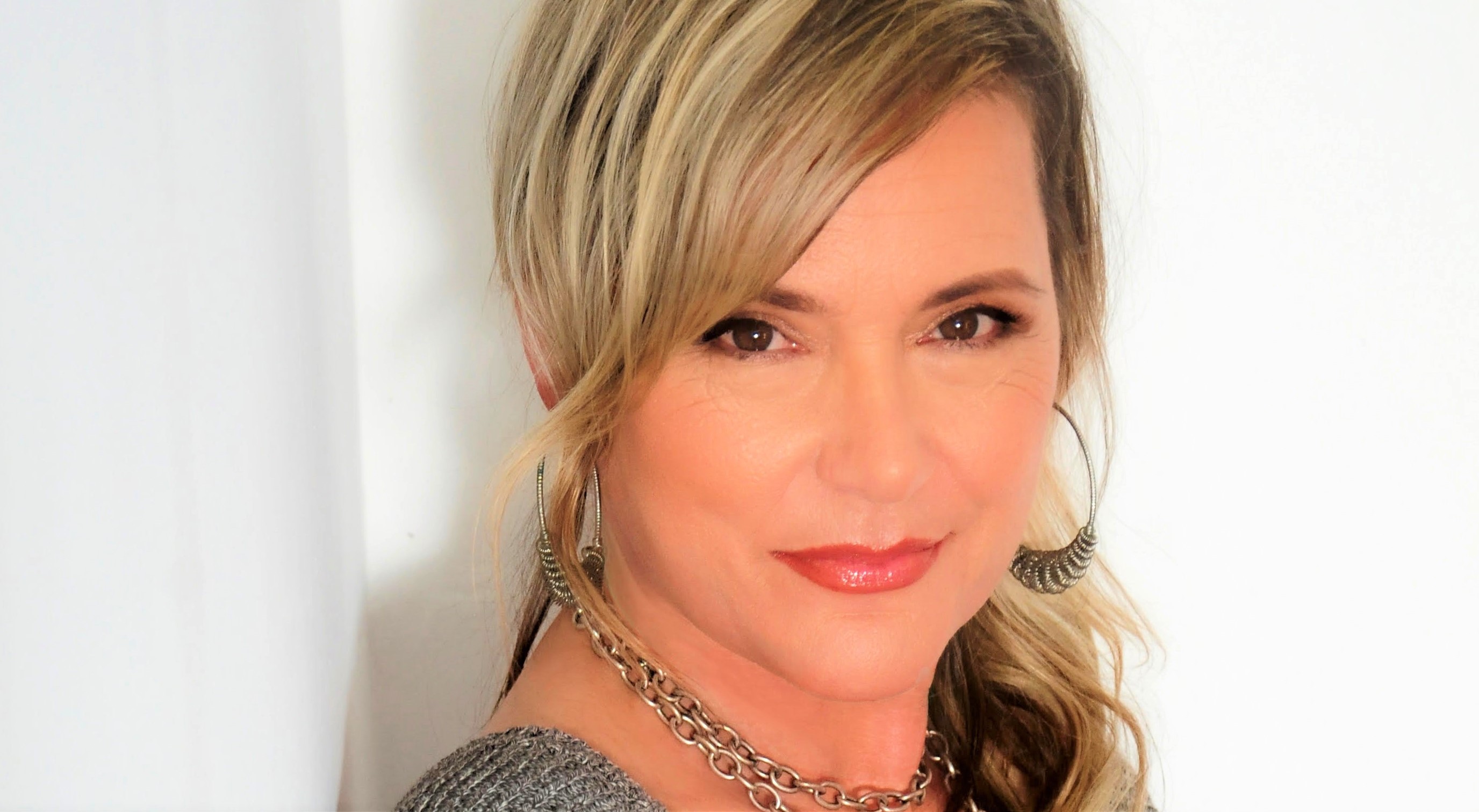 Interview with the actress Dedee Pfeiffer, 'Big Sky' is the new tv series