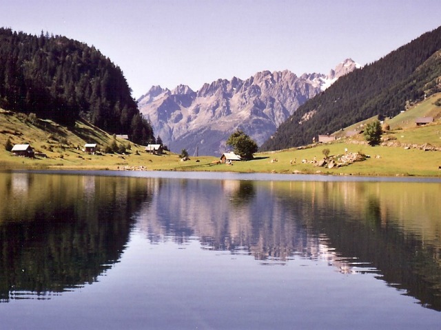 the-maderanertal---alpine-valley--in-switzerland-The_Maderanertal_is_an_Alpine_valley_of_the_canton_of_Uri_in_Central_Switzerland._I_(3).jpg