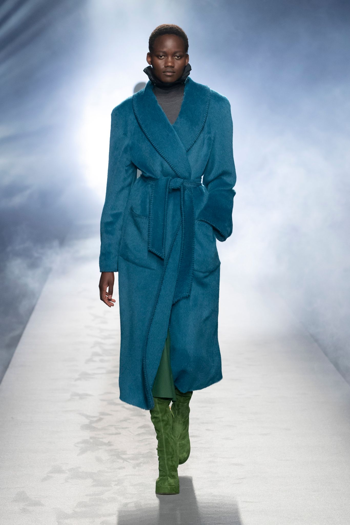 milan-fashion-week--alberta-ferretti-autumn-winter-2022-collection-milan-fashion-week--alberta-ferretti-autumn-winter-2022-collection_(25).jpg