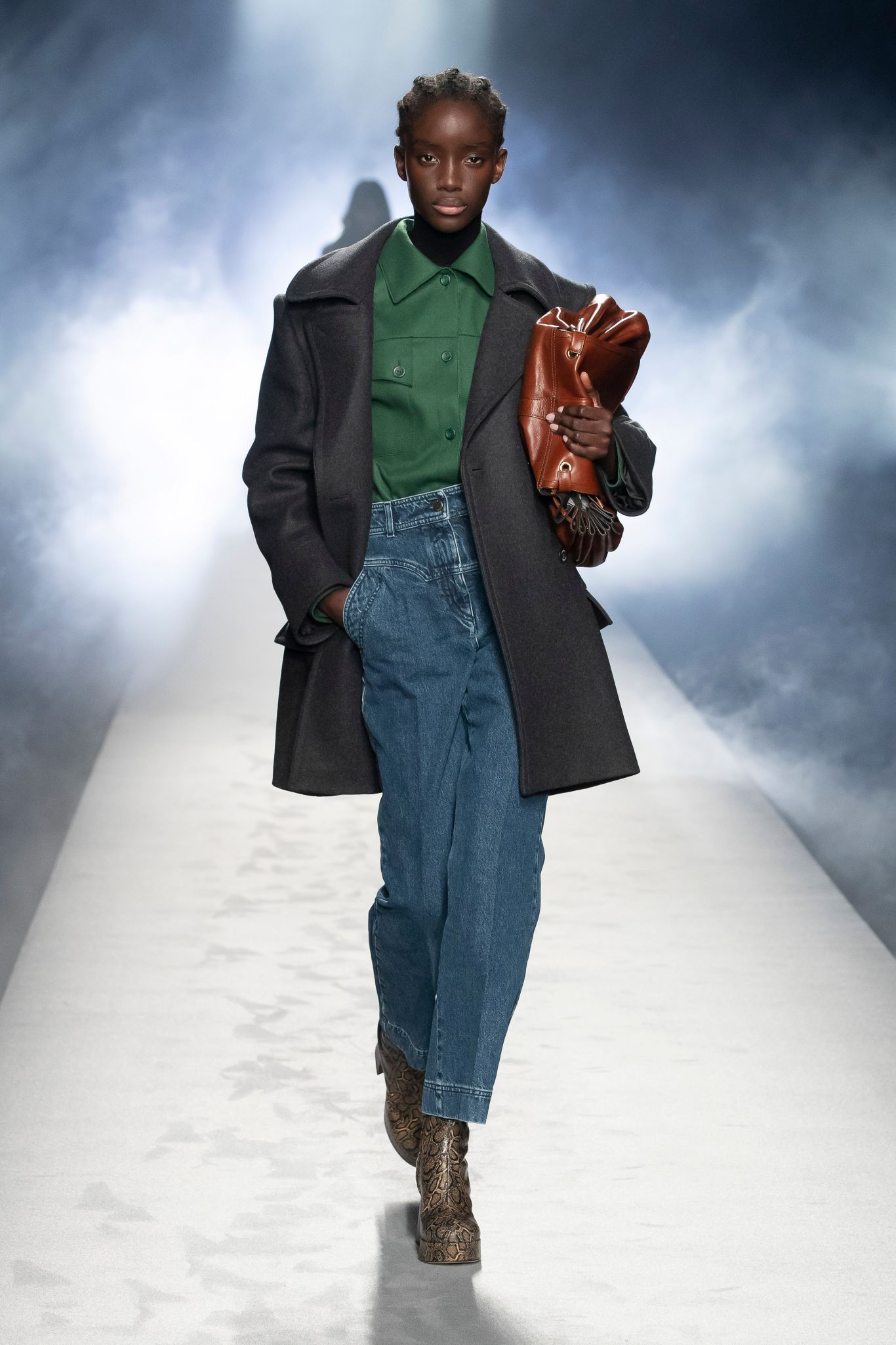 milan-fashion-week--alberta-ferretti-autumn-winter-2022-collection-milan-fashion-week--alberta-ferretti-autumn-winter-2022-collection_(32).jpg
