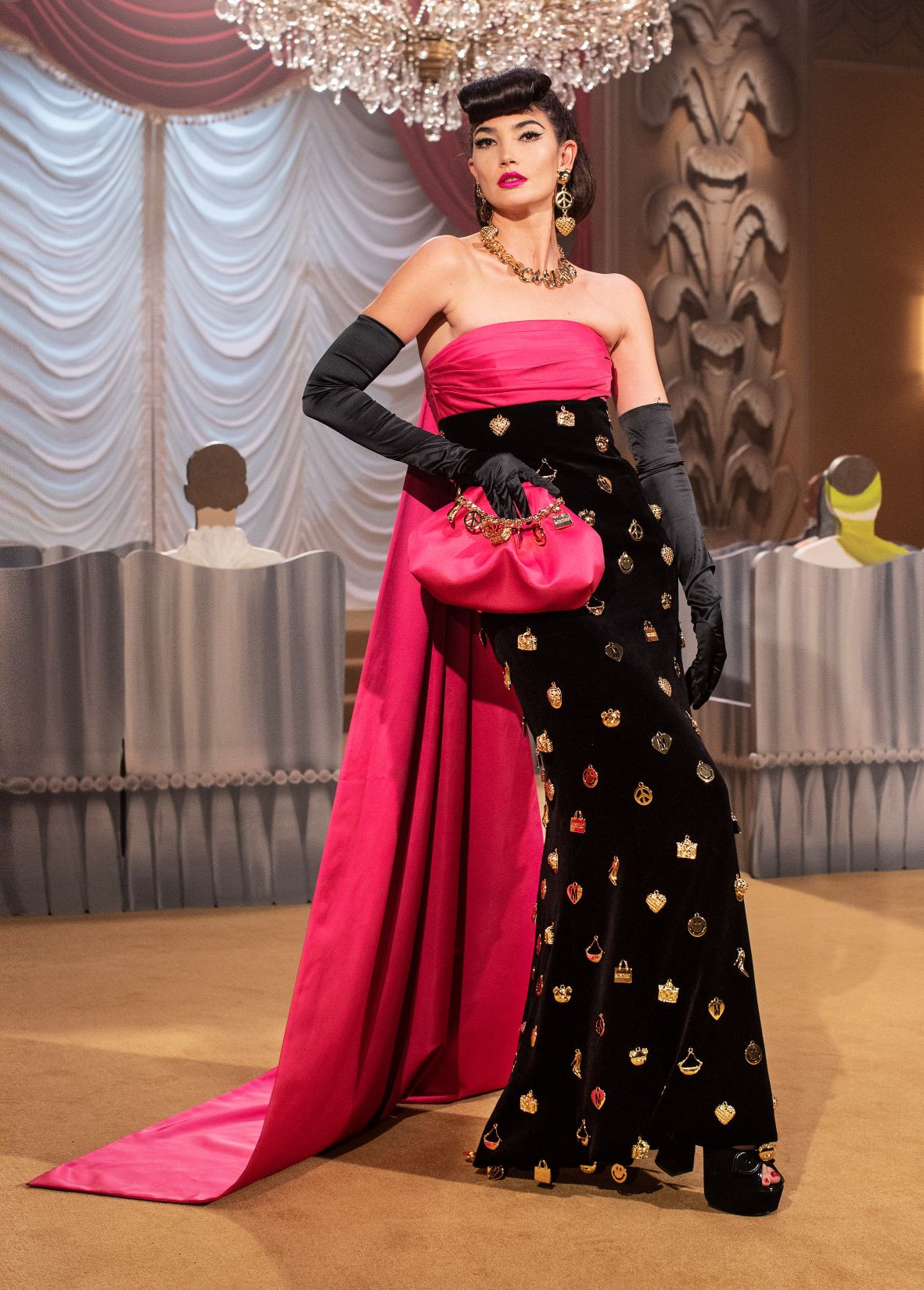 milan-fashion-week--moschino-autumn-winter-2022-collection-Milan_Fashion_Week_Moschin__2022___(10).jpg
