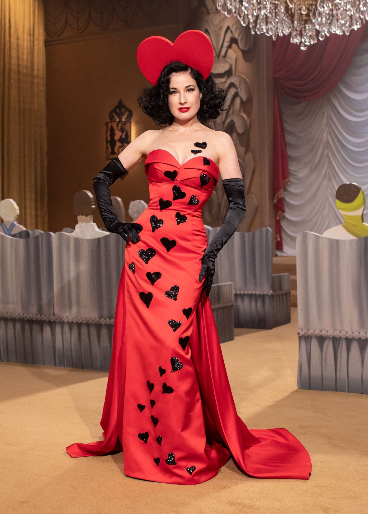 milan-fashion-week--moschino-autumn-winter-2022-collection-Milan_Fashion_Week_Moschin__2022___(6).jpg