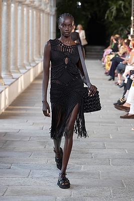 milan-fashion-week--alberta-ferretti-spring-summer-2022-collection-milan-fashion-week--alberta-ferretti-spring-summer-2022-collection_(10).jpg