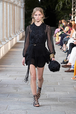 milan-fashion-week--alberta-ferretti-spring-summer-2022-collection-milan-fashion-week--alberta-ferretti-spring-summer-2022-collection_(13).jpg