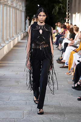 milan-fashion-week--alberta-ferretti-spring-summer-2022-collection-milan-fashion-week--alberta-ferretti-spring-summer-2022-collection_(14).jpg