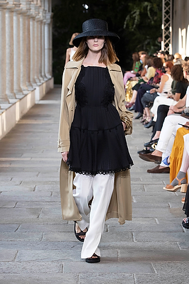 milan-fashion-week--alberta-ferretti-spring-summer-2022-collection-milan-fashion-week--alberta-ferretti-spring-summer-2022-collection_(15).jpg
