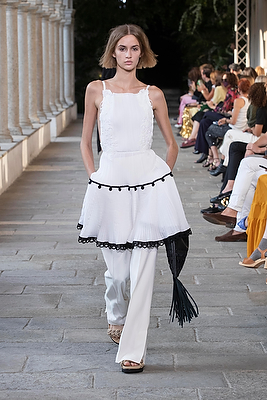 milan-fashion-week--alberta-ferretti-spring-summer-2022-collection-milan-fashion-week--alberta-ferretti-spring-summer-2022-collection_(16).jpg