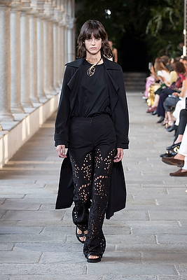 milan-fashion-week--alberta-ferretti-spring-summer-2022-collection-milan-fashion-week--alberta-ferretti-spring-summer-2022-collection_(17).jpg