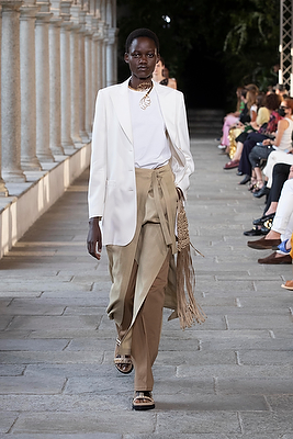 milan-fashion-week--alberta-ferretti-spring-summer-2022-collection-milan-fashion-week--alberta-ferretti-spring-summer-2022-collection_(18).jpg