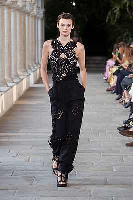 milan-fashion-week--alberta-ferretti-spring-summer-2022-collection-milan-fashion-week--alberta-ferretti-spring-summer-2022-collection_(19).jpg