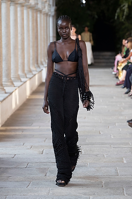 milan-fashion-week--alberta-ferretti-spring-summer-2022-collection-milan-fashion-week--alberta-ferretti-spring-summer-2022-collection_(21).jpg
