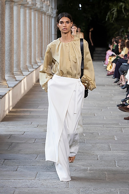 milan-fashion-week--alberta-ferretti-spring-summer-2022-collection-milan-fashion-week--alberta-ferretti-spring-summer-2022-collection_(23).jpg