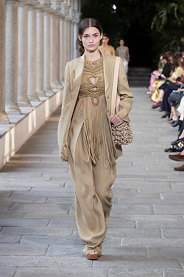 milan-fashion-week--alberta-ferretti-spring-summer-2022-collection-milan-fashion-week--alberta-ferretti-spring-summer-2022-collection_(24).jpg
