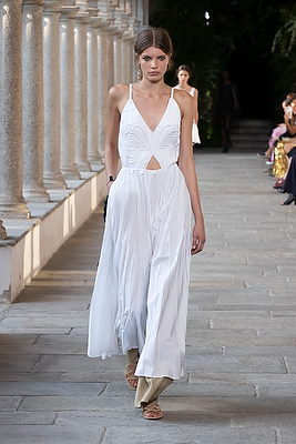milan-fashion-week--alberta-ferretti-spring-summer-2022-collection-milan-fashion-week--alberta-ferretti-spring-summer-2022-collection_(8).jpg