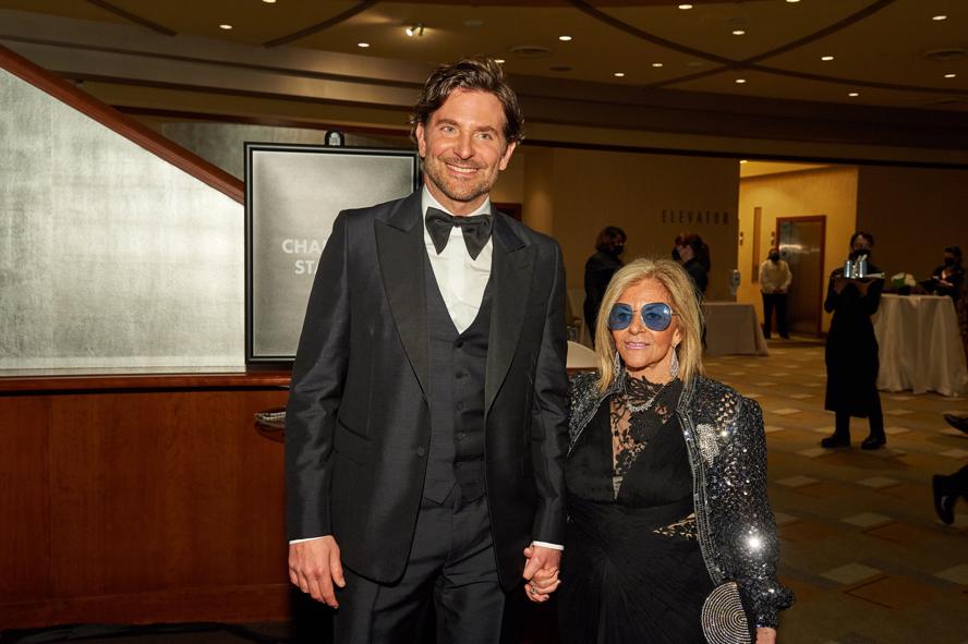 oscars-2022---academy-awards---red-carpet---images-Bradley_Cooper_and_Gloria_Campano_at_the_94th_Oscars®_at_the_Dolby_Theatre_at_the_Ovation_Hollywood_in_Los_Angeles,_CA,_on_Sunday,_March_27,_2022..jpg