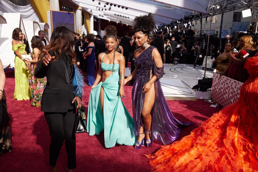 oscars-2022---academy-awards---red-carpet---images-Halle_Bailey_and_Chloe_Bailey.jpg