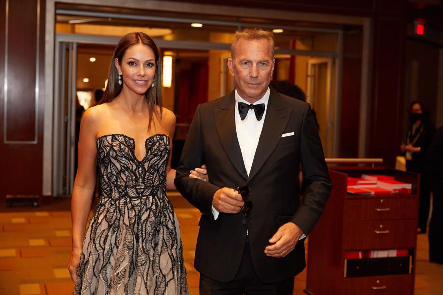 oscars-2022---academy-awards---red-carpet---images-Kevin_Costner.jpg