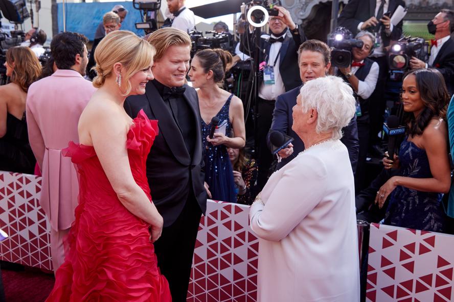 oscars-2022---academy-awards---red-carpet---images-Kirsten_Dunst,_Jesse_Plemons_and_Judi_Dench_on_the_red_carpet_of_the_94th_Oscars®_at_the_Dolby_Theatre_at_Ovation_Hollywood_in_Los_Angeles,_CA,_on_Sunday,_March_27,_2022..jpg