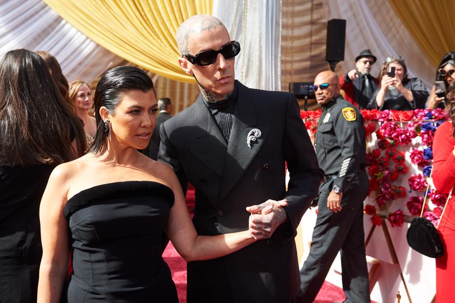 oscars-2022---academy-awards---red-carpet---images-Kourtney_Kardashian_and_Travis_Barker.jpg