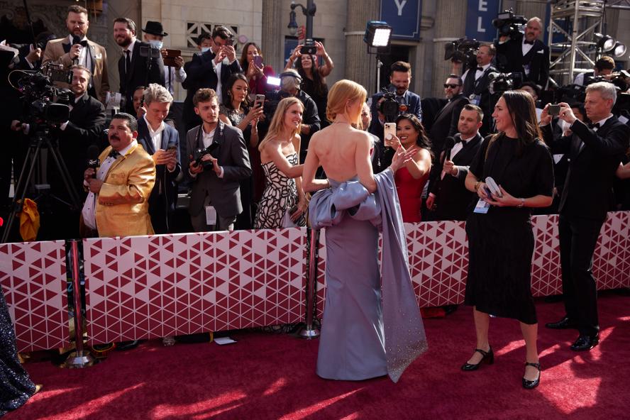 oscars-2022---academy-awards---red-carpet---images-Oscar®_nominee_Nicole_Kidman_arrives_on_the_red_carpet_of_the_94th_Oscars®_at_the_Dolby_Theatre_at_the_Ovation_Hollywood_in_Los_Angeles,_CA,_on_Sunday,_March_27,_2022..jpg