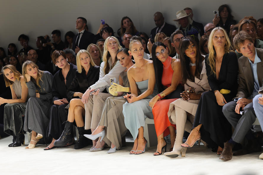 milan-fashion-week--fendi-spring-summer-2024-collection-Linda_Evangelista,_Naomi_Watts,_Gwendoline_Christie,_Christina_Ricci,_Amber_Valletta,_Demi_Moore,_Naomi_Campbell,_Kate_Moss,_Nikolai_von_Bismarck_709.JPG