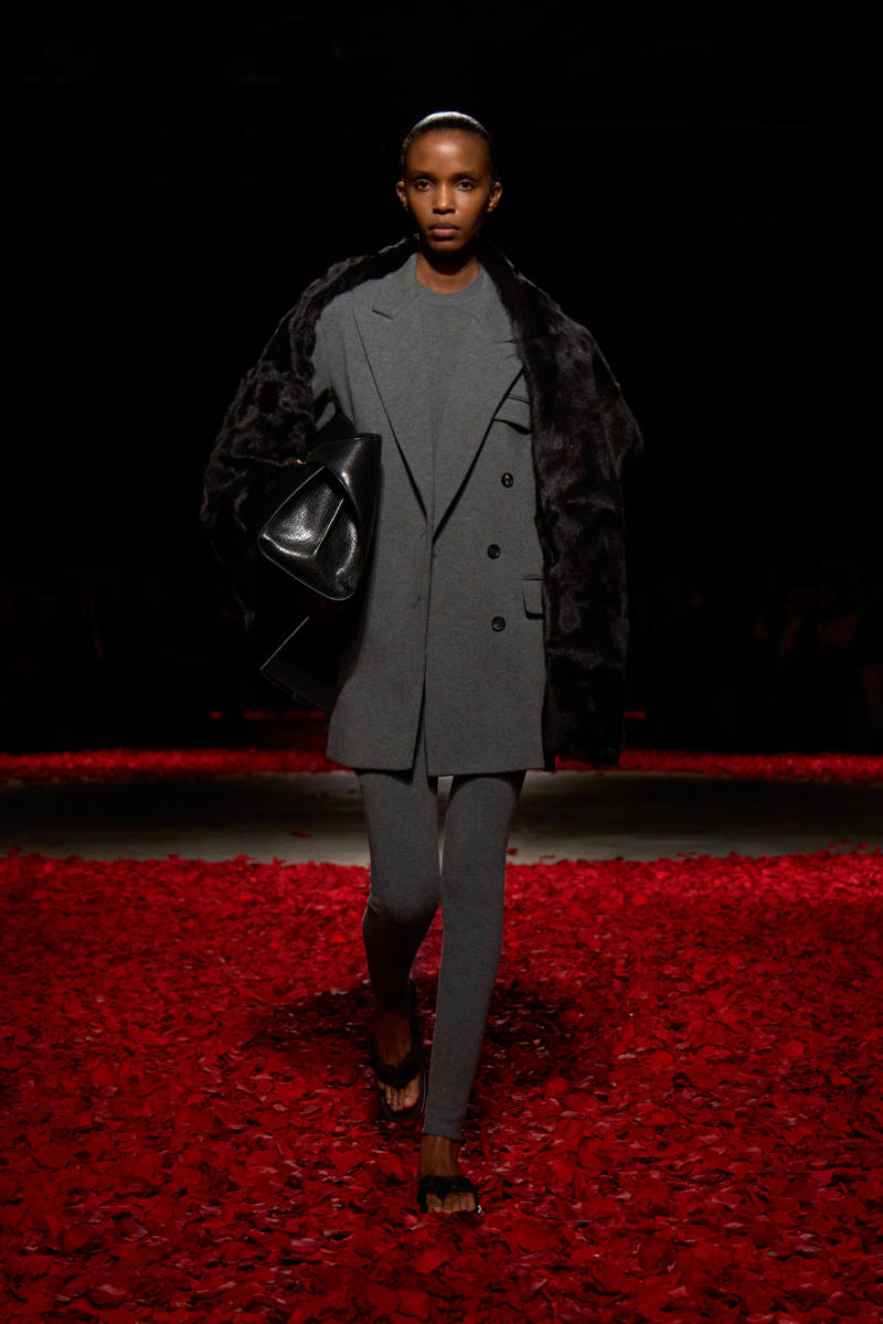 milan-fashion-week--salvatore-ferragamo-fall-winter-2025-2026-collection-milan-fashion-week--salvatore-ferragamo-fall-winter-2025-2026-collection_(6).jpg