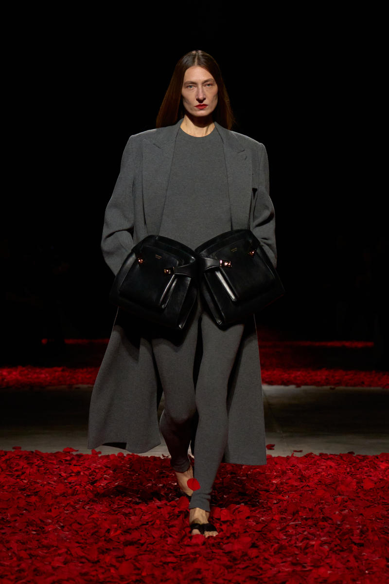 milan-fashion-week--salvatore-ferragamo-fall-winter-2025-2026-collection-milan-fashion-week--salvatore-ferragamo-fall-winter-2025-2026-collection_(8).jpg
