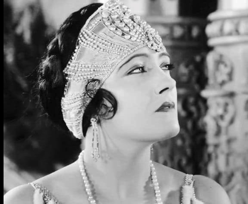 Gloria Swanson: Hollywood’s Enduring Challenge